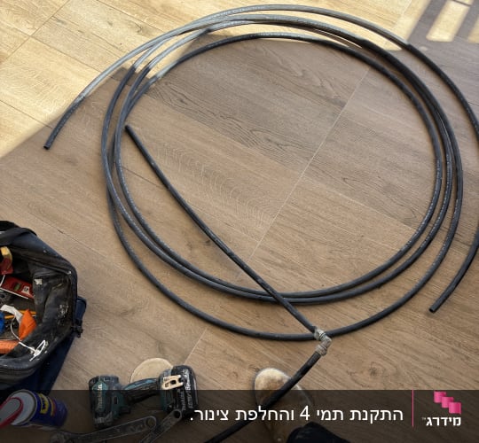 כלי עבודה וצינורות על רצפת עץ